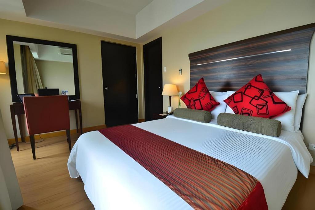 Lancaster Hotel Manila Мандалуйонг Экстерьер фото